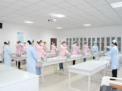 《居家、社区老年医疗护理员服务标准》WS/T 803—2022