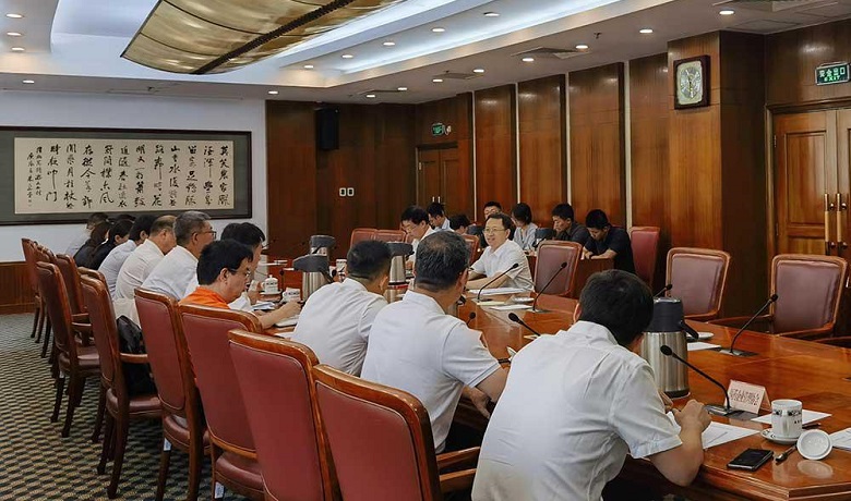 国家发展改革委副主任杨荫凯主持召开推动银发经济发展座谈会