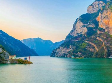 《中华人民共和国长江保护法》自2021年3月1日起施行