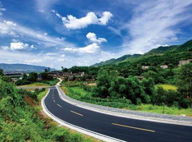 《农村公路扩投资稳就业更好服务乡村振兴实施方案》交公路发〔2022〕82号